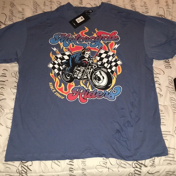 Fashion Nova Graphic Tee - Picture 5 of 6